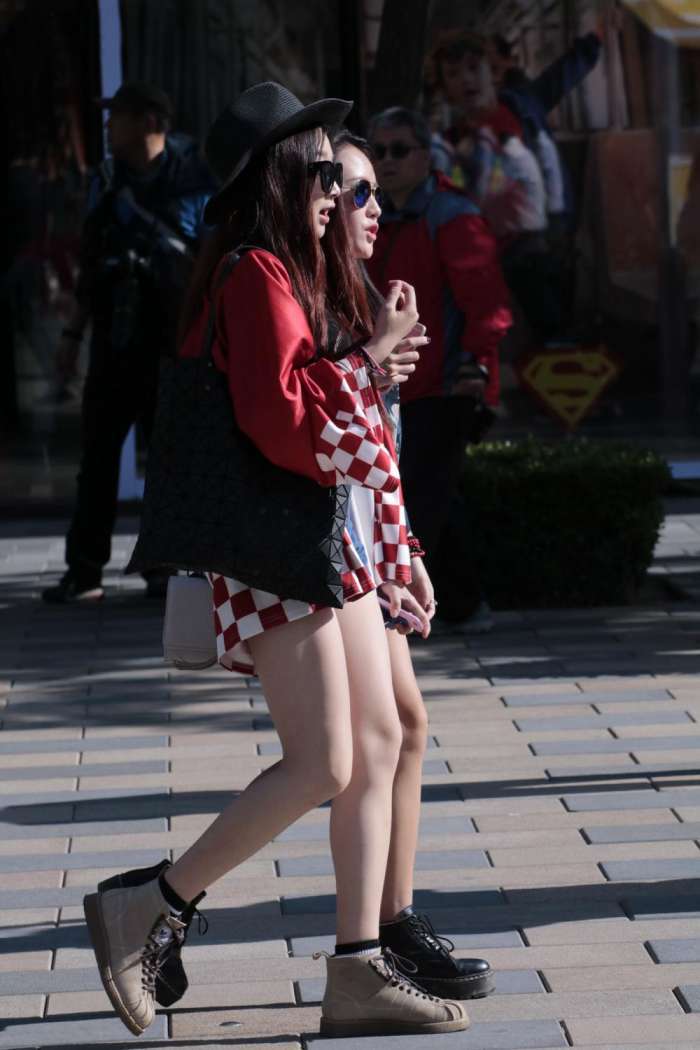 街拍: 时尚两姐妹逛街狂秀美腿, 夏天的味道越来越浓了