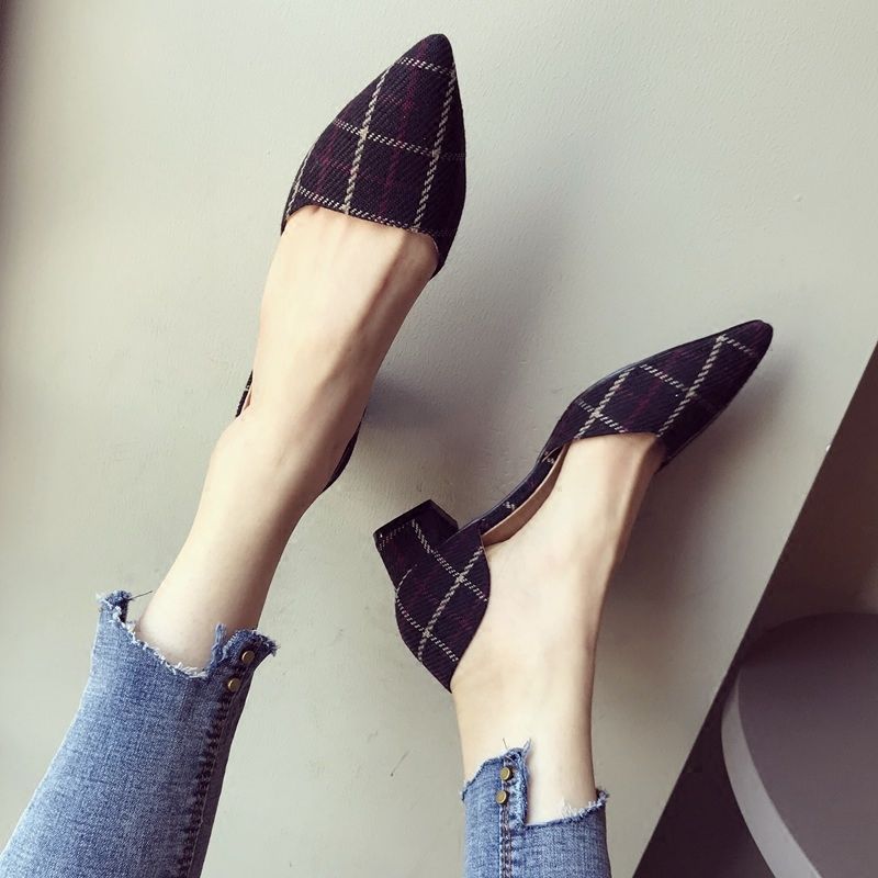 今秋很流行穿这平底鞋,再搭配一条牛仔裤,居然出奇的美嫩