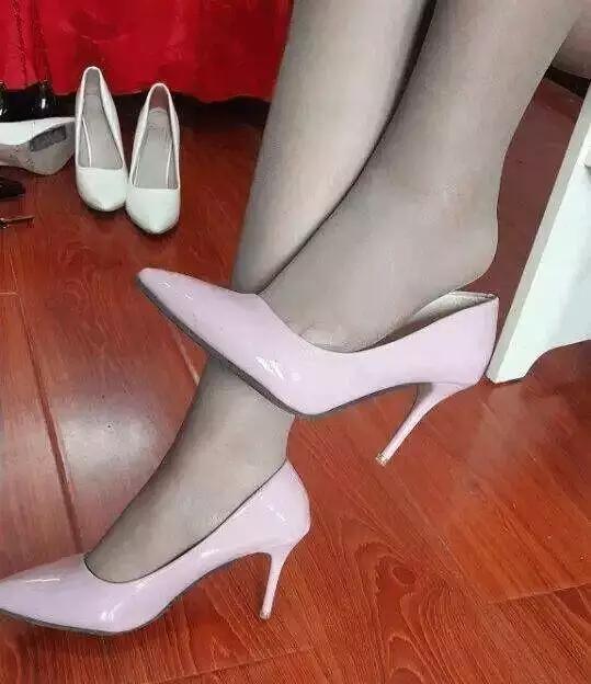 穿上高跟鞋拥有美丽与自信，如春风一样尽显女人之美