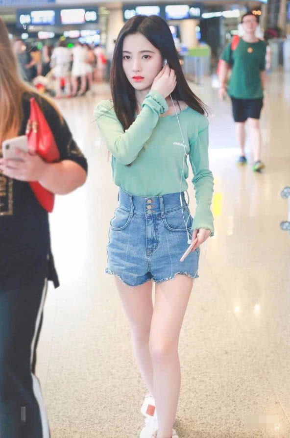 沈梦辰不服鞠婧祎，硬是全身都要模仿一遍，一对比全是伤害！