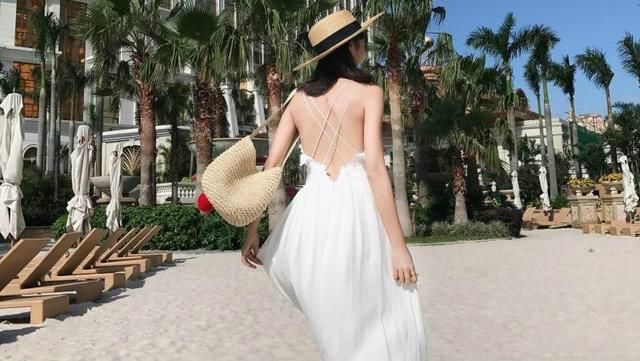 一转身的性感诱惑,露背连衣裙让你做一个最美的背影杀手