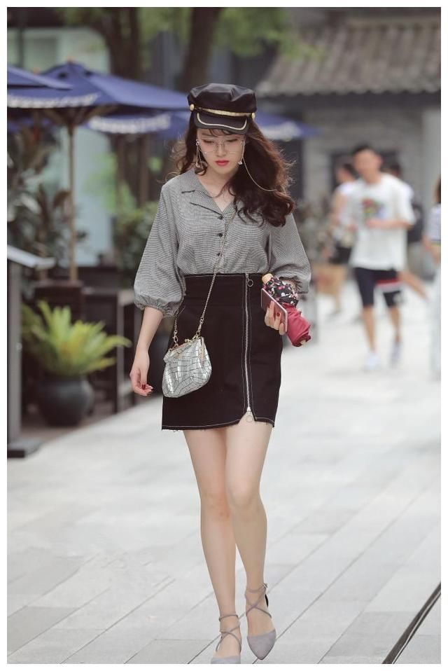 街拍:一头白发的小姐姐穿着紫色连衣裙，酷酷的样子性感又美丽!