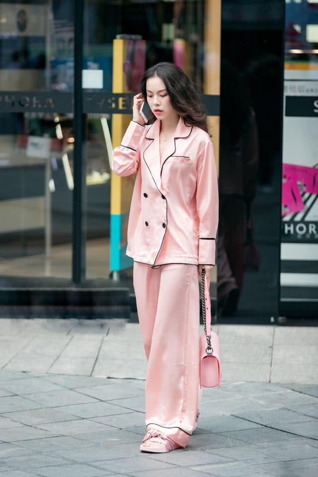 街拍：图1小姐姐睡衣出街，尽显成熟少妇味，知性又随意!