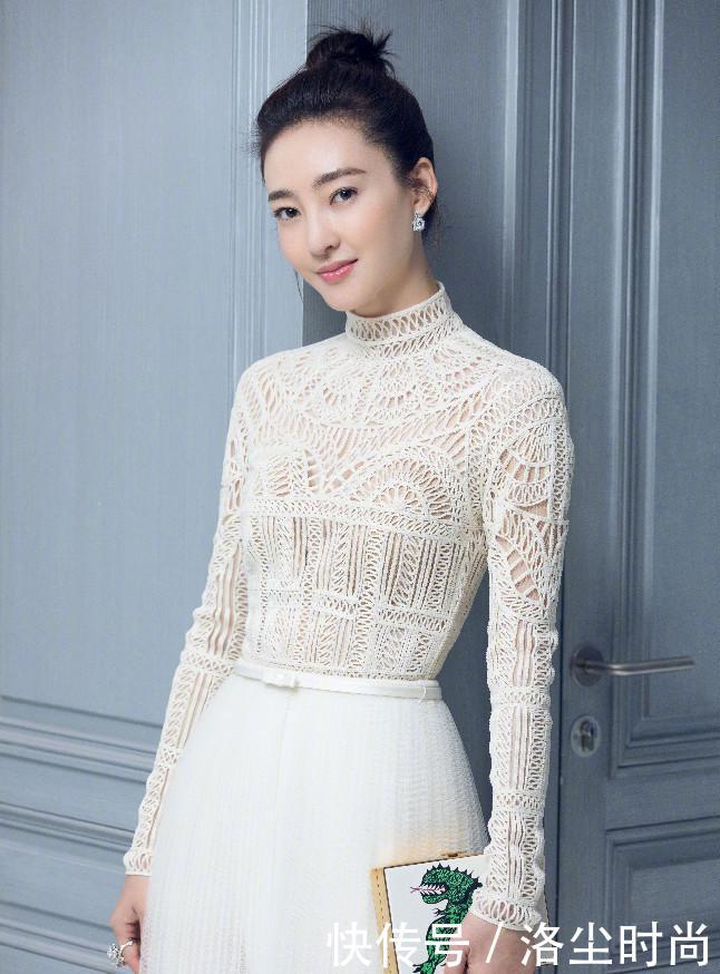 王丽坤这时尚绝了，勒个“塑料圈”显瘦，用上了白色真瘦不下去！