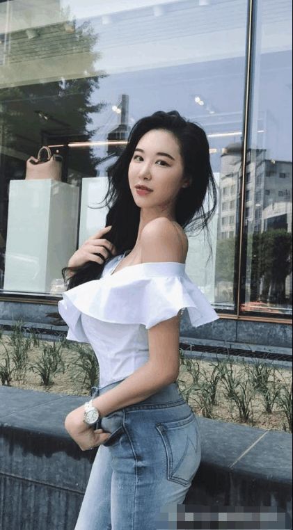 街拍: 图2性感包臀裙身材尽显, 你不想将她带回家吗？