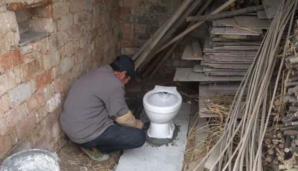 为啥？农村改厕后确实干净方便了不少，农民却说用不起