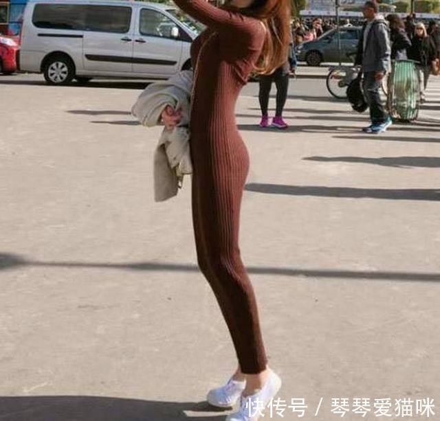 大街上走来一穿紧身衣的美女，男人看到，都睁不开眼了！