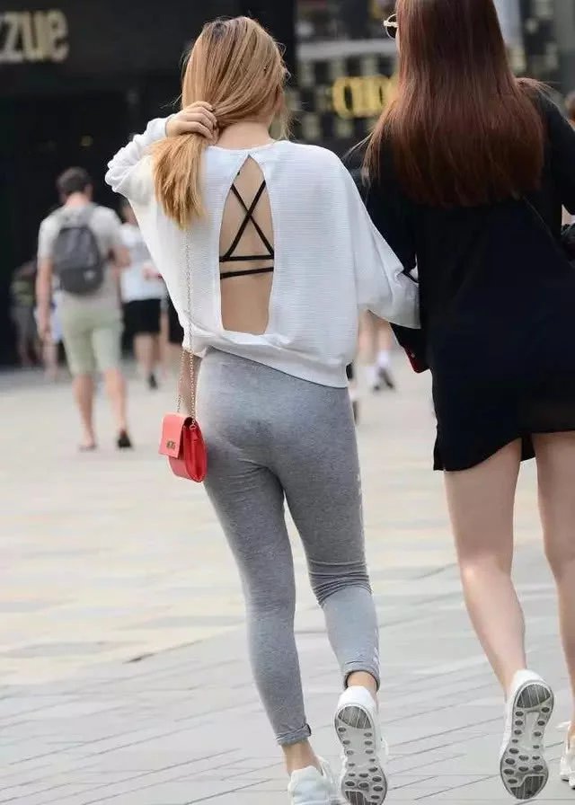 文静淑女气质小姐姐性感开背装搭配紧身裤，时尚靓丽让人羡慕