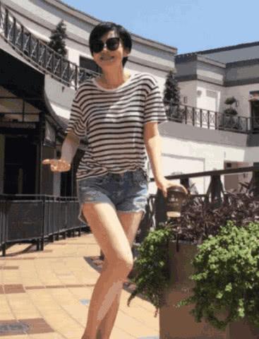 许晴真小公主，这裤子都勒出“三角区”了她还敢穿，网友：胆肥