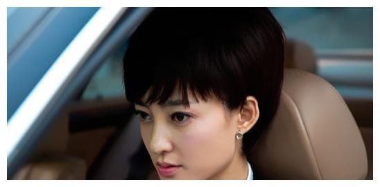 王丽坤真敢穿！短发衬衫牛仔裤，网友：换双鞋会更爷们！