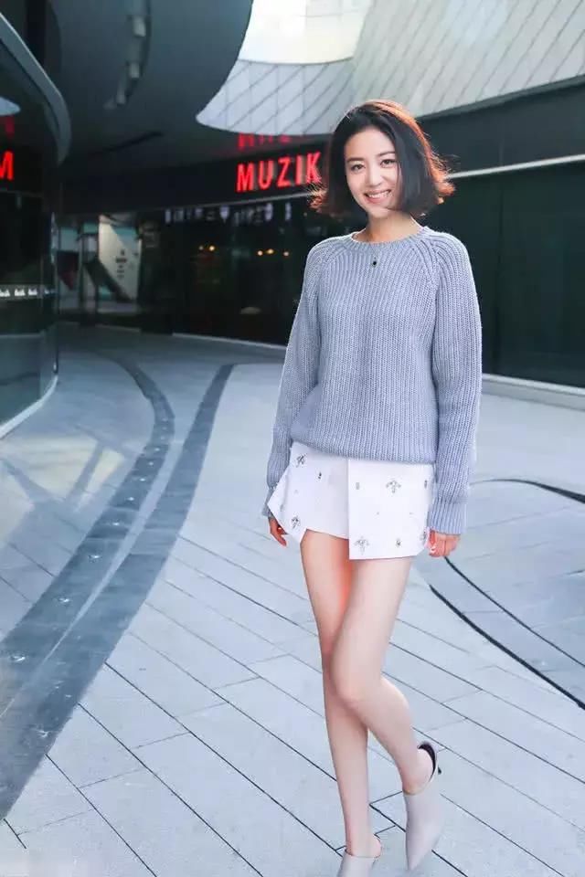 “筷子腿”已经过时了，看看中外明星都在秀“豆芽腿”