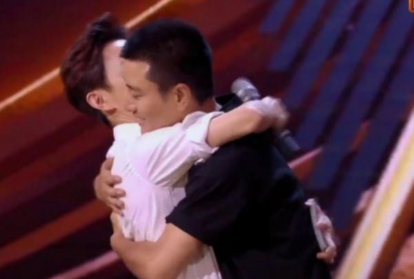 贾乃亮破谣言!工作室内景曝光，为李小璐宣传新剧，将她放首位