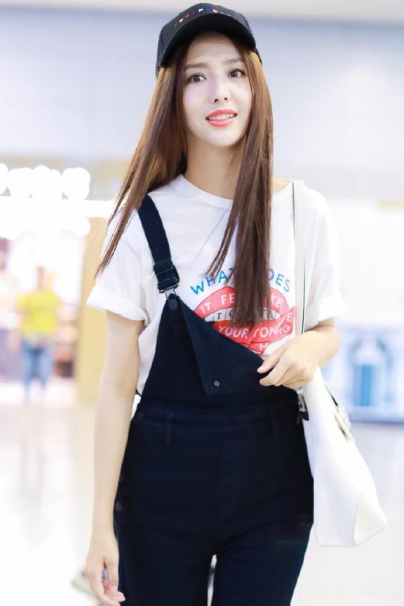 34岁佟丽娅又美了！仅换了个发型嫩回18岁，网友：美得像初恋一样