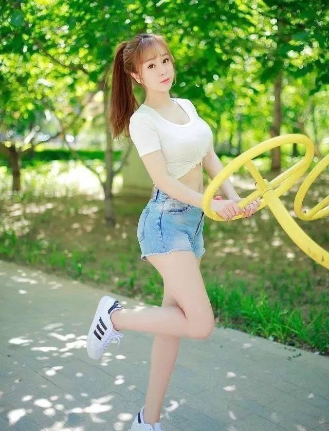 街拍，图1性感妩媚，图2清纯可爱，图3让人有种娶回家的冲动