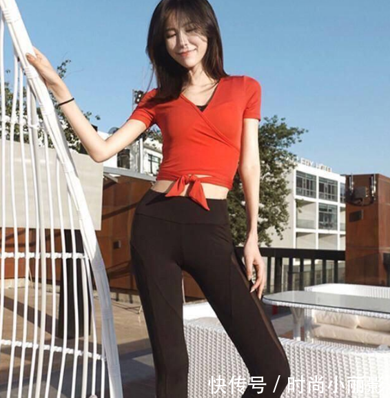 白色健身裤这样穿, 让你看起来非常的优雅，非常的优雅！