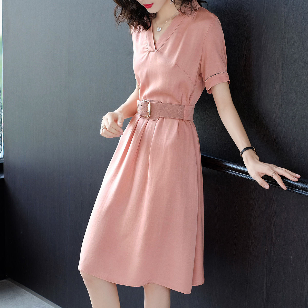 收腰连衣裙尽显好身材，今夏你可别错过哦