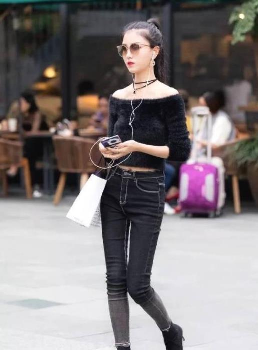  小姐姐|街拍：小姐姐香肩半露，身材苗条，非常时髦