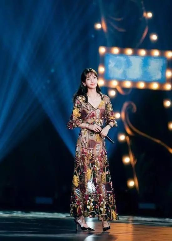 辣妈杨颖穿镂空裙出席活动，身材纤细苗条淑女范十足，美出新天际