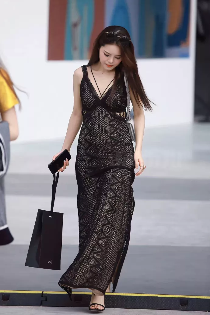 路人街拍，蕾丝吊带深V修身长裙，可以当晚礼服
