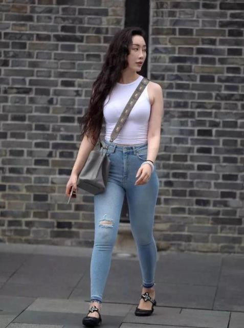 蕾丝■街拍:长发披肩小姐姐,身穿米色蕾丝连衣裙,很有女人味