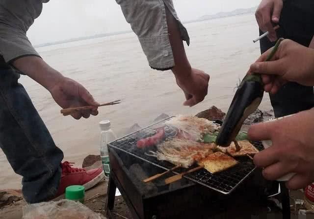 在黄河上游两岸筑防沙墙，黄河浑浊的水能变成清水吗？