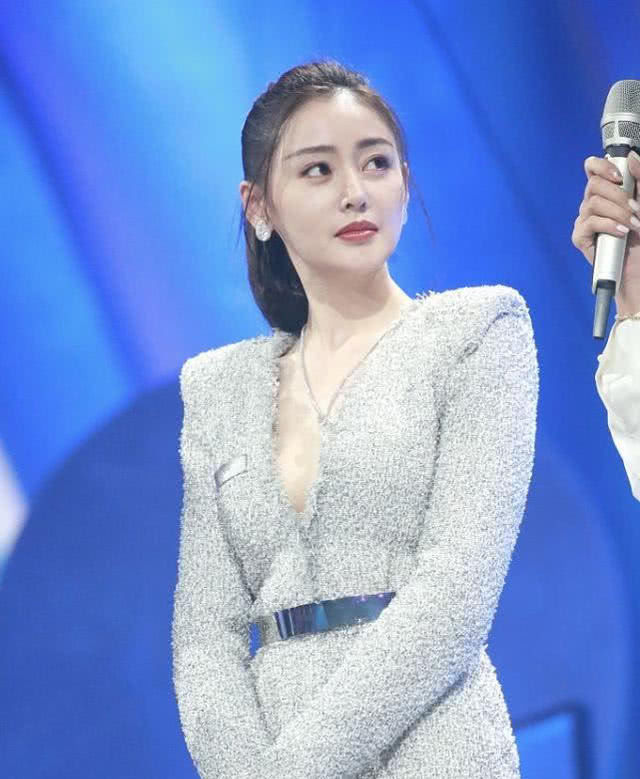 『 好气质』看着就像120斤，紧身裙有多难穿？张天爱96斤都有小肚腩
