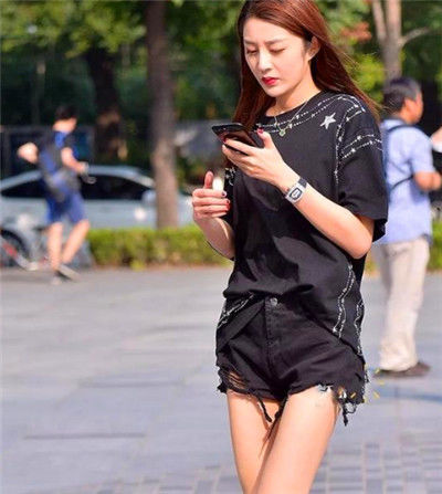 # 美女#长发披肩,尽显女王气质,街拍:美女穿黑色T恤配黑色短裤