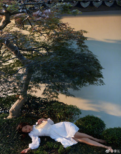 28岁李沁美腻了！一袭红色长裙明媚动人，网友：比孙怡还要美