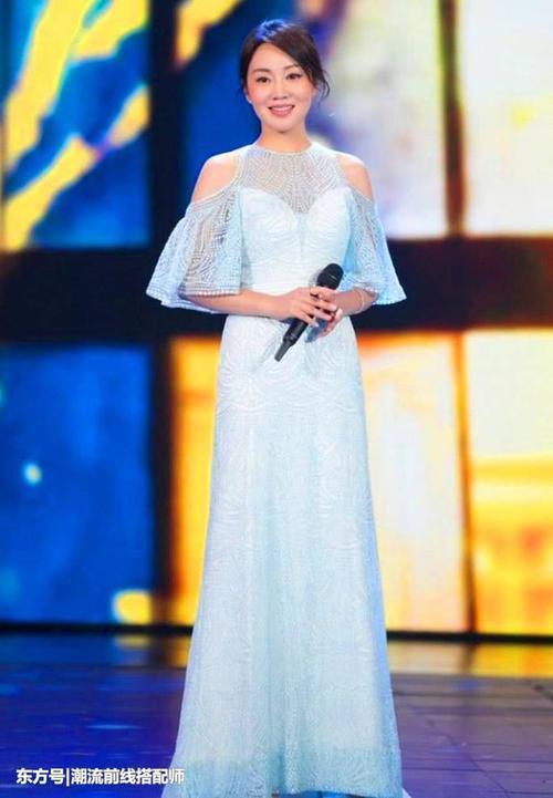 闫妮厉害，穿白色连衣裙真惊艳！网友：身材这么好，只有27岁吧