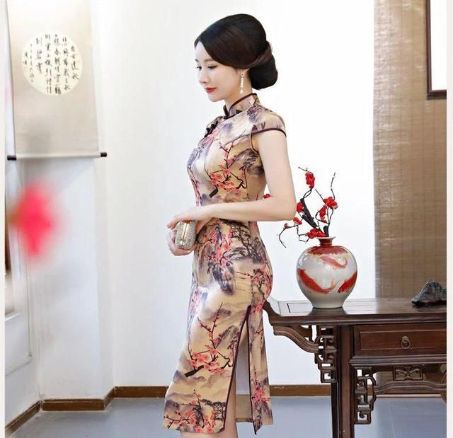 经典梅韵旗袍，让你的美出类拔萃、神采飞扬！