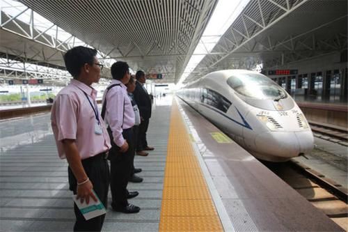  高铁：外国人提出疑问：为什么中国高铁不走直线非要绕弯？看完