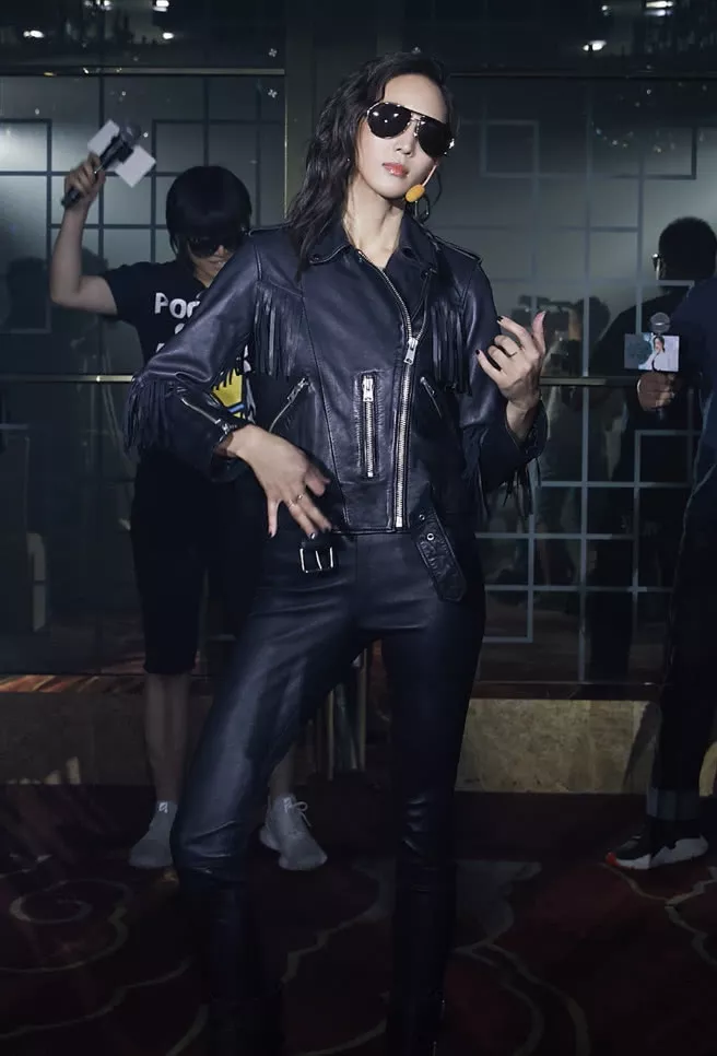 张钧甯只看上身很冷艳，一看下半身不敢认，学什么不好学穿皮裤？