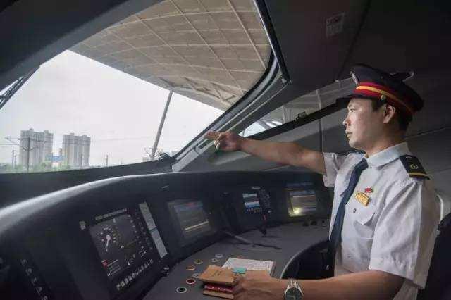 高铁司机觉得收入太低，晒出2月工资条，网友：这些工资还不知足