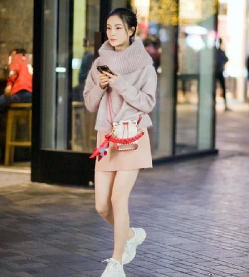  「小脚」小脚裤早该扔了，三月爆款的是“半身裙翻边”的穿搭，引领新潮流