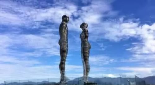 全球“最牛”情侣雕像:白天不碰面,等到晚上7点才能将爱人揽入