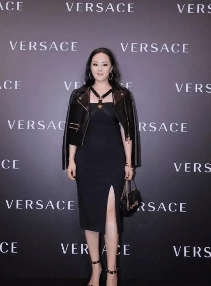  【a932】章小蕙“名媛”气质不是吹的，深V针织衫配薄纱半身裙，哪像56岁