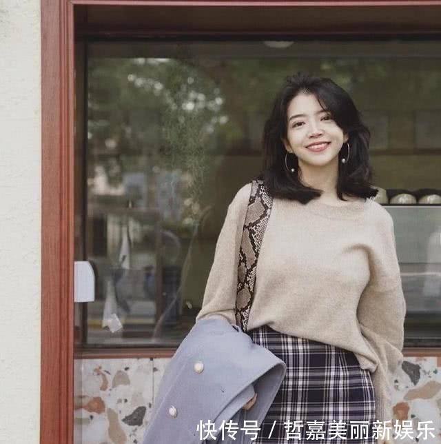  女人■真实会穿的女人，初春穿毛衣非常少配牛仔裙，看三木就知道！