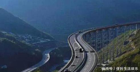  「赞叹」这座大桥创四个“世界第一”，如同盘旋巨龙，老外赞叹