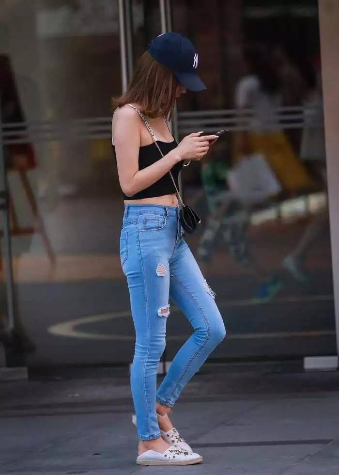 街拍重庆，破洞牛仔紧身裤穿搭参考，让你拥有明星一样的气场