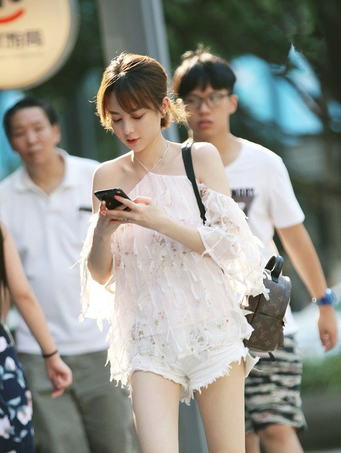 街拍:小姐姐白色系的吊带搭配，简约单调却不失优雅迷人!