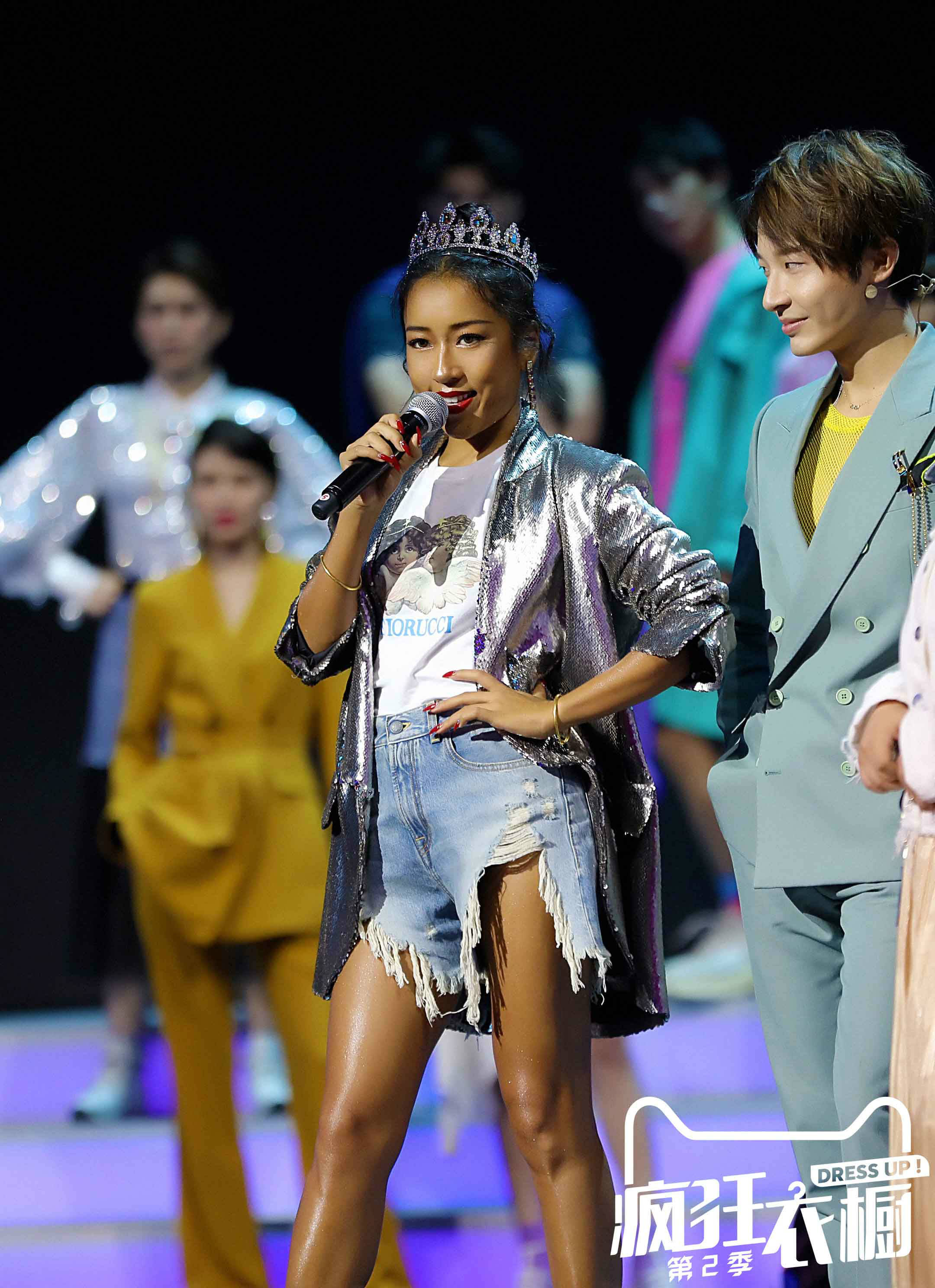 《疯狂衣橱》玩转色彩搭配 吉克隽逸变身闪光黑美人