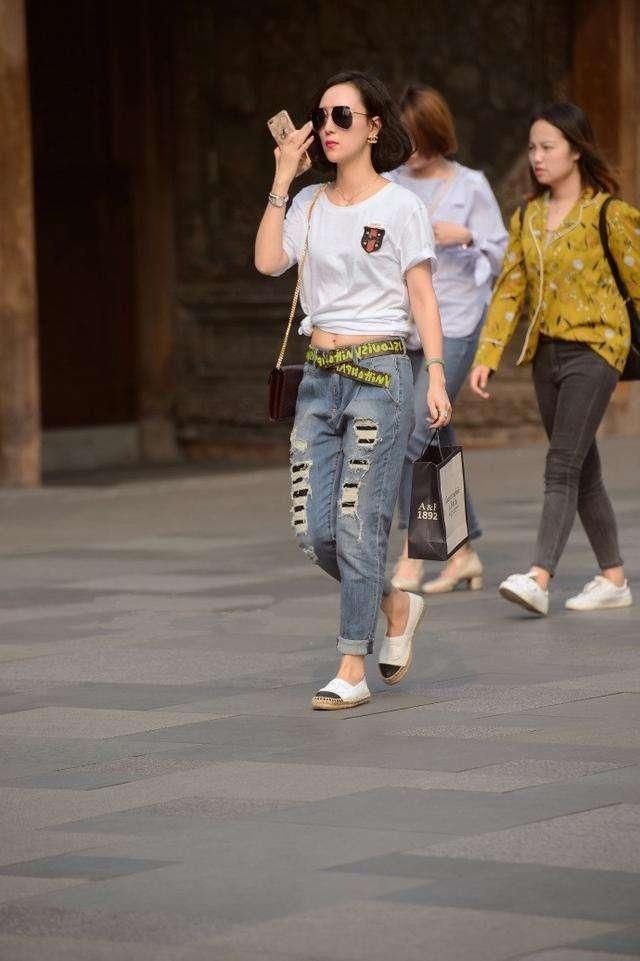 高颜值少妇辣妈，一身红色休闲连体裤非常有气质，看上去美美哒!