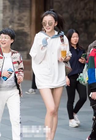  [小姐姐]路人街拍，小姐姐脚上踩着一双白色短靴，一身打扮很可爱