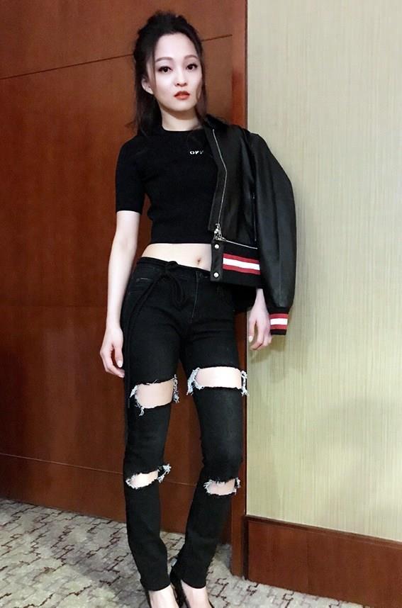 图解穿上高跟鞋秀出长腿和美足的张韶涵满满的时尚气质，真是太美