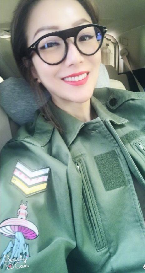 46岁郑秀文解锁新时尚，外套只穿一半 鞋子不同色，网友：就服你