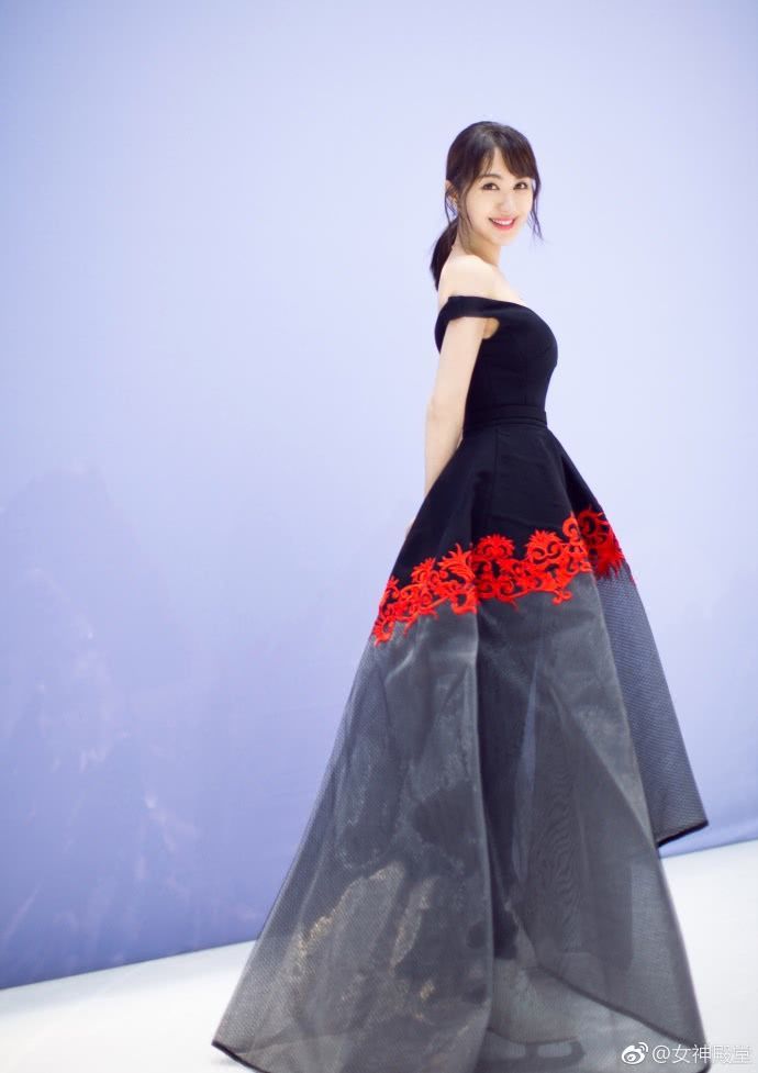 李菲儿不过是烫了个刘海，少女感十足，网友：气质真好！