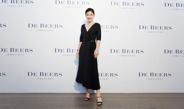 43岁梅婷现身某活动，穿黑色长裙淡露事业线，简直比23岁那年还美