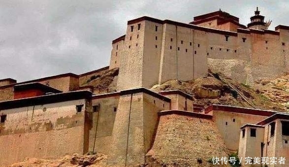  【归属于】这个小镇有1.4万平方公里，人口不到3000，是中国最大