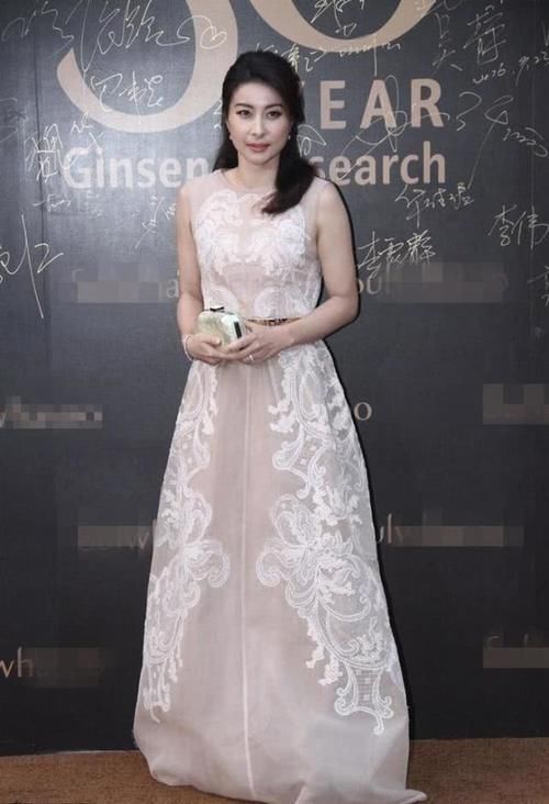  「薄纱」被郭晶晶惊艳到了！一袭薄纱长裙仙气飘飘，好气质豪门阔太里少见