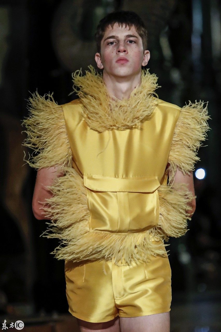 请问:美女，穿着这样的衣服出门是不是回头率特别高?哈哈哈